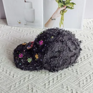 Primo piano dettaglio berretto da baseball in tweed da donna con perle e fiori di cristallo.