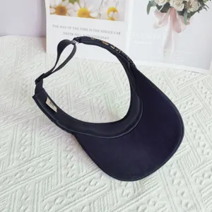 Vista detallada de la elegante visera para el sol con brillantes detalles de estrás.