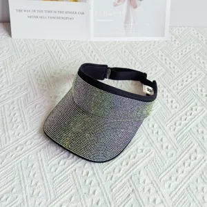 Nahaufnahme Detail der funkelnden schwarzen Strass-Sonnenschutz Kappe mit verstellbarem Riemen.
