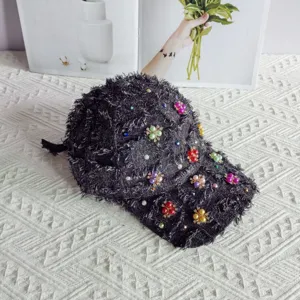Cappellino da baseball in tweed nero con perle strass fiori frange, vista dettagliata.