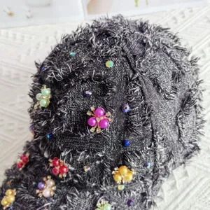 Vista dettagliata berretto da baseball in denim sfrangiato con fiori perle strass fatti mano