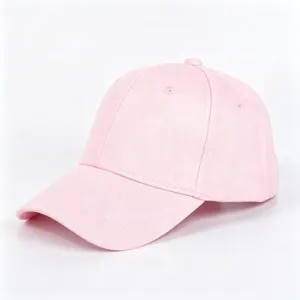 Vue détail de casquette de baseball rose unie, visière courbée classique et œillets aérés.