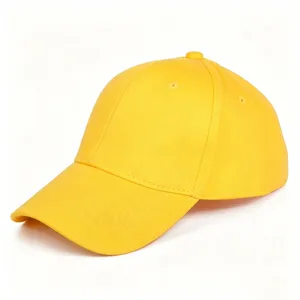 Gros plan détaillé de la casquette de baseball en coton jaune vif, montrant de fines coutures.