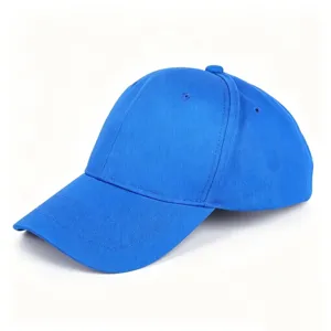 Vue détaillée de la casquette de baseball en coton bleu, avec couronne structurée et visière.