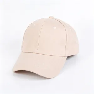 Vue détaillée d'une casquette de baseball unie en coton beige avec des coutures blanches.