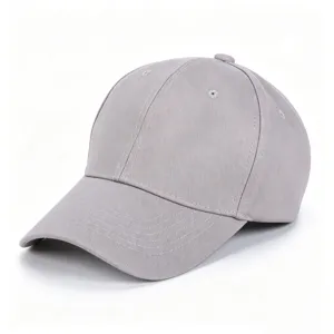 Vue rapprochée d'une casquette de baseball gris uni, montrant des coutures de visière soignées.