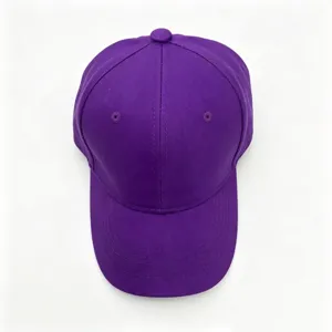 Détail de casquette de baseball en coton violet, design uni rigide avec œillets respirants.