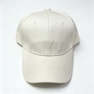 Casquette de baseball classique en coton uni, calotte rigide et visière incurvée.