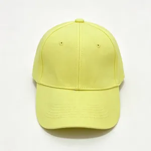 Détail de casquette de baseball en coton jaune, visière incurvée unie protection.