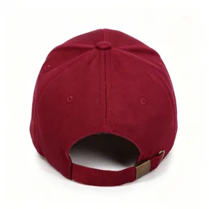 Vue arrière d'une casquette de baseball en coton uni avec lanière à boucle en métal.