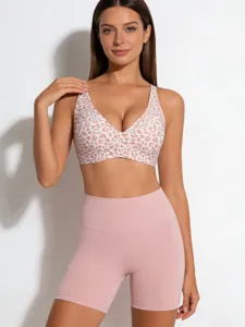 Leopardenmuster Sport-BH mit rosa hochtaillierten Shorts für ein sehr bequemes Training.