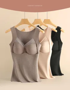 Camiseta termica de felpa con copas integradas, top calido de mujer detalles.