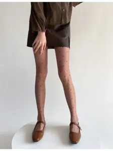 Vue détaillée de collants transparents à pois, bas d'été légers et respirants pour femmes.