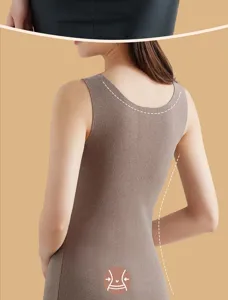 Detalle camiseta térmica mujer vista trasera, top cálido sin costuras para invierno.