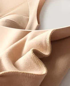 Vista detallada del top térmico de terciopelo francés con copas y diseño sin costuras en invierno.