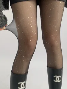 Collant nero trasparente brillante con paillettes argentate. Calze elastiche sottili e sexy.