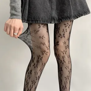 Vue détaillée des collants résille floraux pour femmes bas en dentelle de mode printanière.