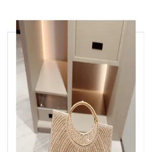 Primo piano dettagliato della borsa da sera di lusso in strass con cristalli e manico rotondo.