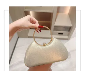 Élégante pochette de soirée dorée avec poignée anneau en métal pour robe de mariée chic.