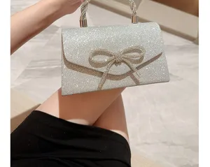 Sac de soirée argenté à paillettes et nœud strass, pochette élégante et sac bandoulière.