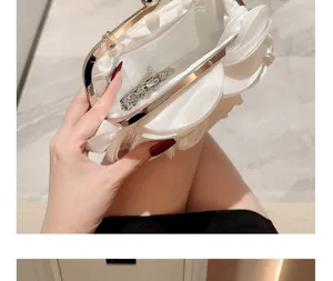 Weißer Satin Blumen Abendtasche für Hochzeitsfeier, elegante Brauttasche mit Kette.