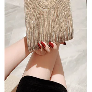 Primo piano dettagliato di una pochette da sera scintillante in strass con chiusura.