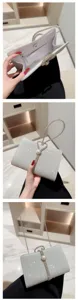 Sac de soirée pochette pailleté argenté avec détails de perles et chaîne brillante.