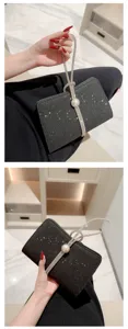 Sac de soirée noir pailleté pochette avec chaîne perles strass pour robe de fête détail