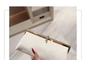 Gros-plan d'une élégante pochette de soirée en velours blanc avec strass étincelants et cadre doré.