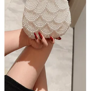 Primer plano del bolso de mano de perlas con diseño elegante y acabado detallado.