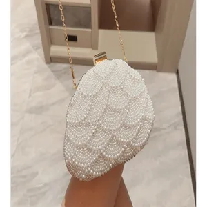 Elegante bolso de noche de perlas con cadena dorada, ideal para fiestas formales y eventos.