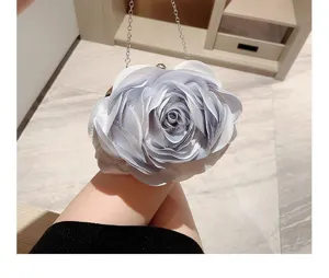 Detailansicht der eleganten silberblauen Rosenblüten Abendtasche mit feiner Kette.