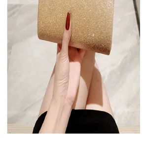 Vista dettagliata di una pochette da sera glitterata dorata, design elegante per feste e cerimonie.