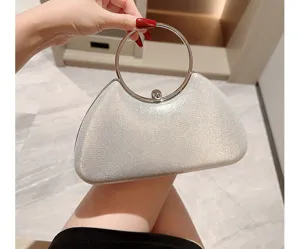 Pochette de soirée argentée scintillante avec poignée ronde en métal pour robe de mariée.