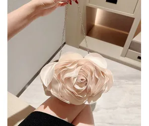 Detailansicht der exquisite 3D Rosenblüten Abendtasche mit Kette für Hochzeit Party.