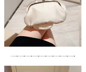 Detailansicht der eleganten weißen Satin Handtasche mit Blumenmuster für feierliche Anlässe.