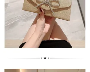 Pochette de soirée dorée à paillettes et nœud papillon strass détail élégant mode luxe