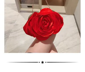 Rote rosenförmige Abendtasche mit Kette, exquisites Blumen-Design für elegante Partys.