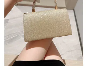 Élégante pochette de soirée pailletée dorée avec poignée strassée étincelante pour femmes.
