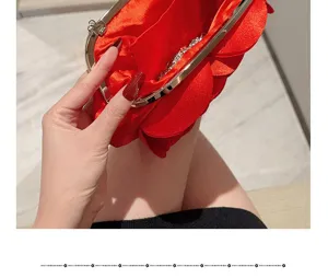 Rote Blumen Abendtasche Detailansicht mit Innenfutter und elegantem Metallrahmen.