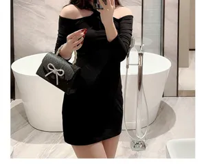 Sac de soirée élégant avec nœud en strass scintillant, sac à chaîne noir chic.