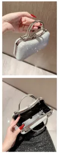 Stijlvolle zilveren glitter avondtas met strass dubbele handgrepen en metalen sluiting.