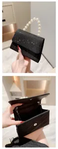 Sac de soirée noir pailleté avec élégante poignée de perles et design compact chic.
