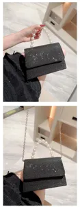 Vue détaillée du sac de soirée noir pailleté en strass avec poignée en perles et chaîne.