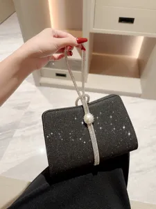 Élégante pochette de soirée à paillettes noires avec chaîne strassée et belle perle.