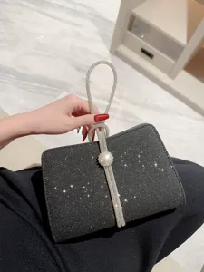 Sac de soirée scintillant avec poignée en strass et chaîne perlée pour robe de fête.