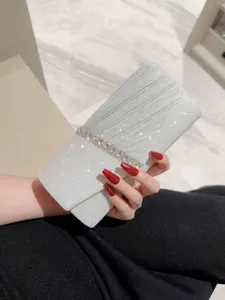 Elegante zilveren glinsterende avondtas met sprankelende strass-strip voor damesfeesten.