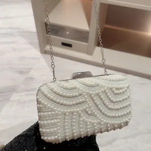 Élégant sac de soirée en perles blanches avec chaîne argentée pochette de mariée