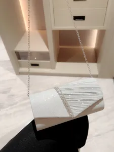 Zilveren glanzende avondtas clutch met strass-strook en ketting voor dames feest.