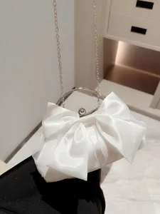 Witte satijnen avondtas clutch met grote strik, metalen ringhandvat en ketting voor huwelijksfeest.